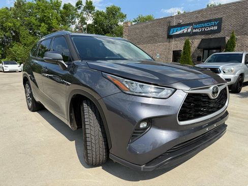 Used 2020 Toyota Highlander XLE FWD image 3