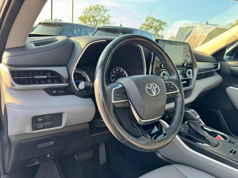 Used 2020 Toyota Highlander XLE AWD/4WD image 28