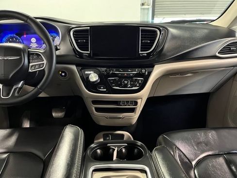 Used 2024 Chrysler Pacifica Touring-L FWD image 18