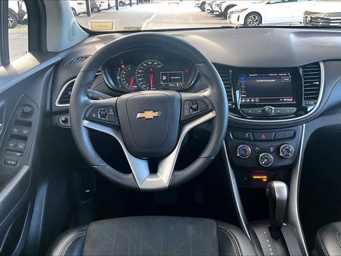Used 2022 Chevrolet Trax LT w/ LT Convenience Package image 5