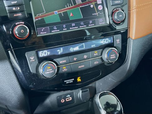 Used 2018 Nissan Rogue SL w/ Premium Package FWD image 24