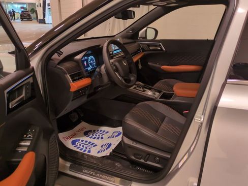 New 2025 Mitsubishi Outlander SEL image 17
