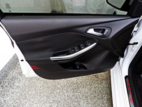 Used 2017 Ford Focus ST FWD image 7