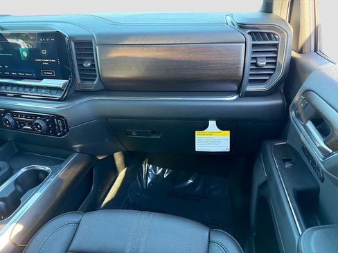 Used 2025 Chevrolet Silverado 1500 High Country w/ High Country Premium Package AWD/4WD image 17