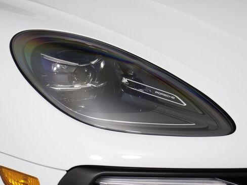 Certified 2025 Porsche Macan S image 28