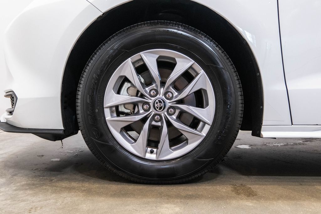 Certified 2025 Toyota Sienna LE FWD image 11
