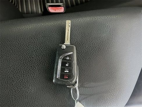 Used 2019 Toyota Camry L image 32