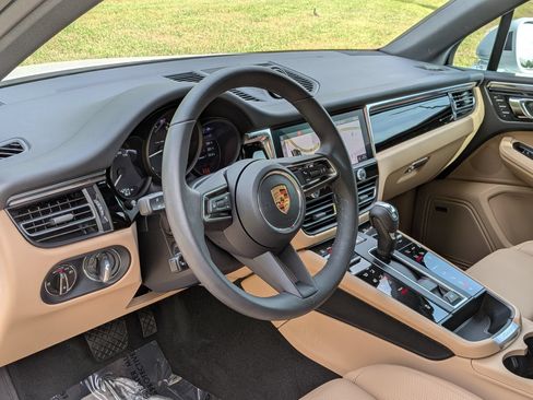 Certified 2025 Porsche Macan AWD/4WD image 4
