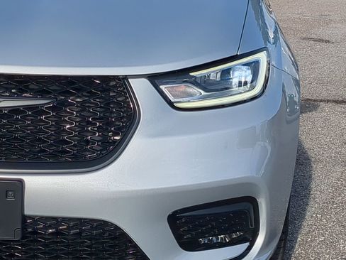 Used 2023 Chrysler Pacifica Touring-L w/ S Appearance Package image 9