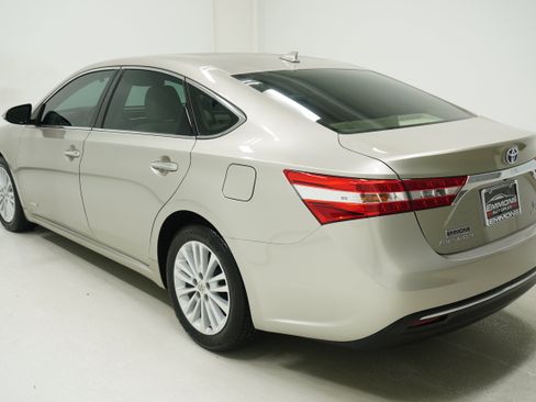 Used 2013 Toyota Avalon Limited w/ Technology Pkg FWD image 6