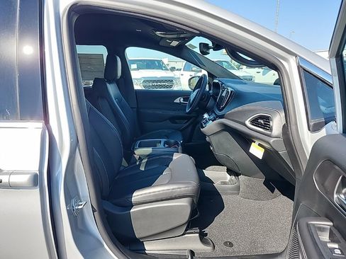 New 2026 Chrysler Pacifica Select image 15