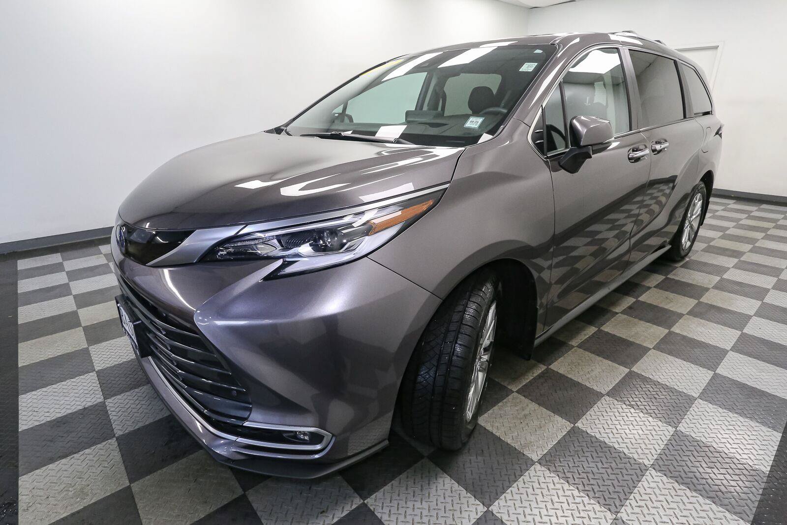 Used 2023 Toyota Sienna Platinum AWD/4WD image 4