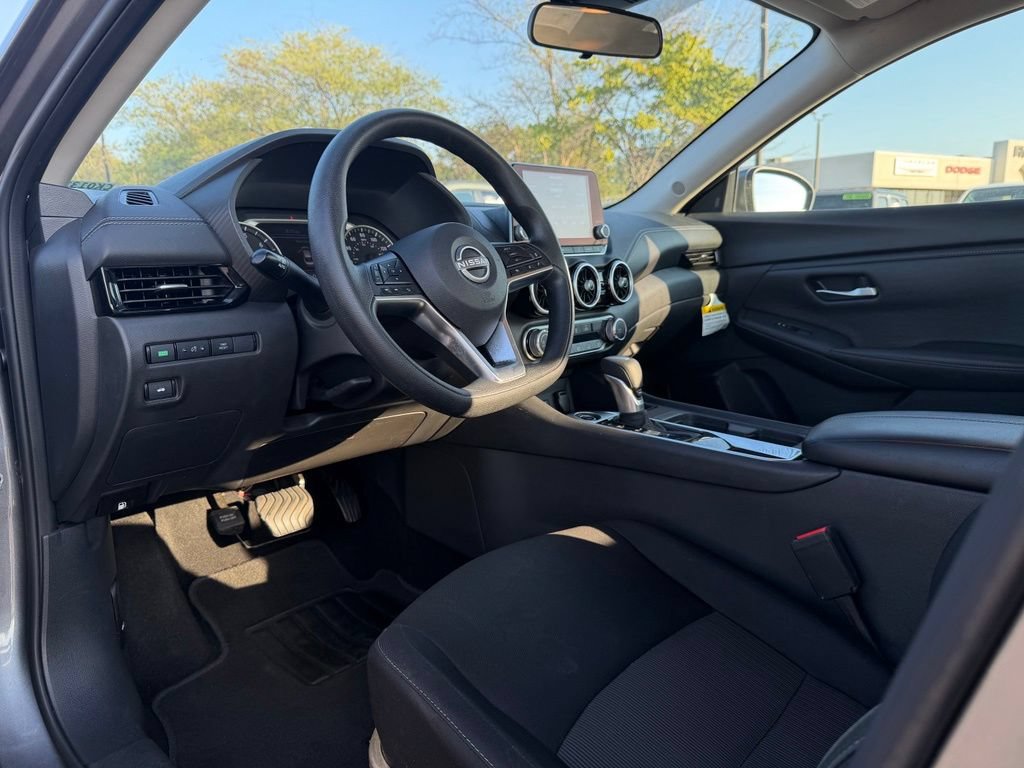 Used 2025 Nissan Sentra SV FWD image 9