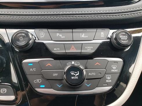 Used 2024 Chrysler Pacifica Limited FWD image 23