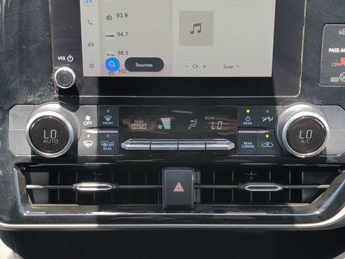 Used 2023 Toyota Highlander L FWD image 16