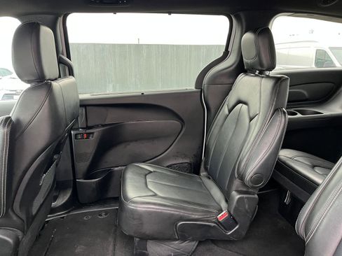 Used 2025 Chrysler Pacifica Select image 42