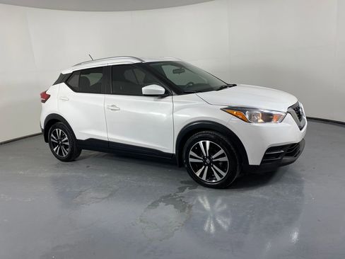 Used 2020 Nissan Kicks SV image 1