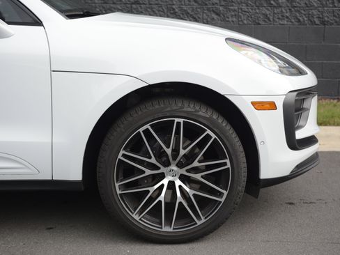 Certified 2026 Porsche Macan AWD/4WD image 11