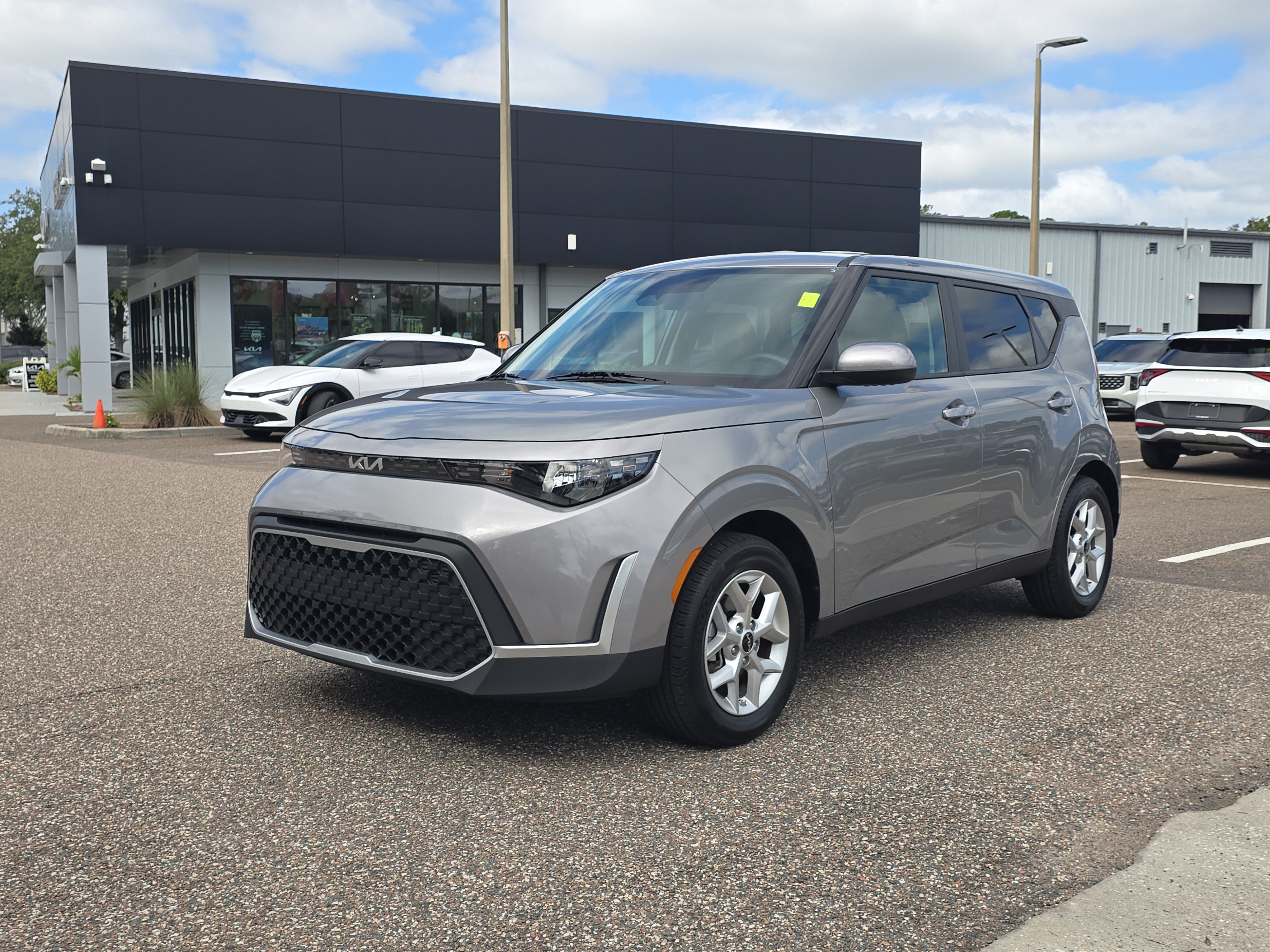 Certified 2025 Kia Soul LX w/ LX Technology Package FWD image 4