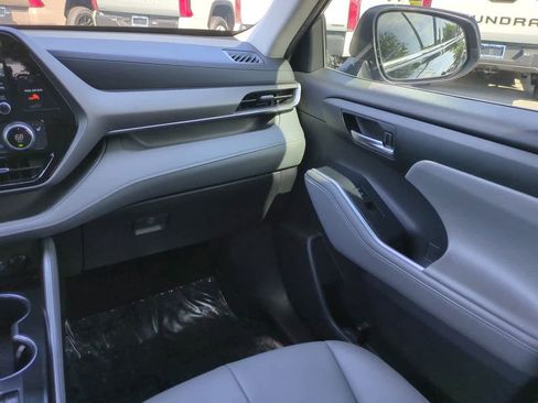 Used 2022 Toyota Highlander XLE FWD image 17