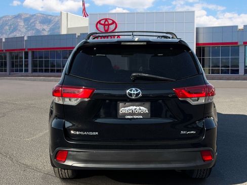 Used 2018 Toyota Highlander SE w/ Carpet Mat Package (TMS) AWD/4WD image 4