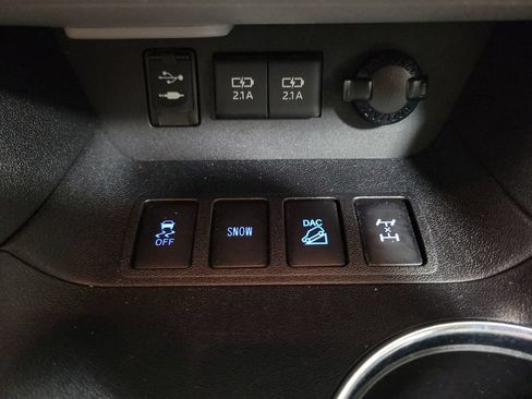 Used 2018 Toyota Highlander Limited AWD/4WD image 19