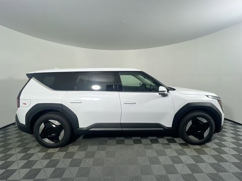New 2026 Kia EV9 Light RWD image 2