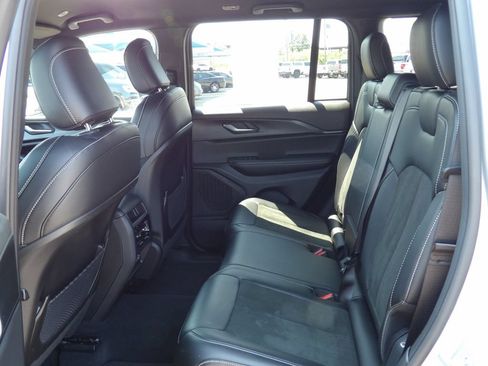Used 2025 Jeep Grand Cherokee Altitude AWD/4WD image 19
