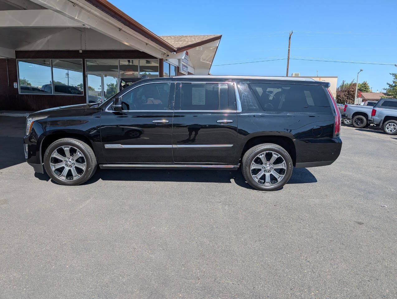 Used 2017 Cadillac Escalade ESV Platinum AWD/4WD image 4