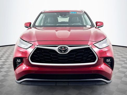 Used 2022 Toyota Highlander XLE image 2