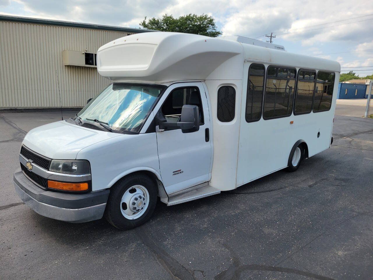 Used 2015 Chevrolet Express 4500 w/ Shuttle Bus Package RWD image 4