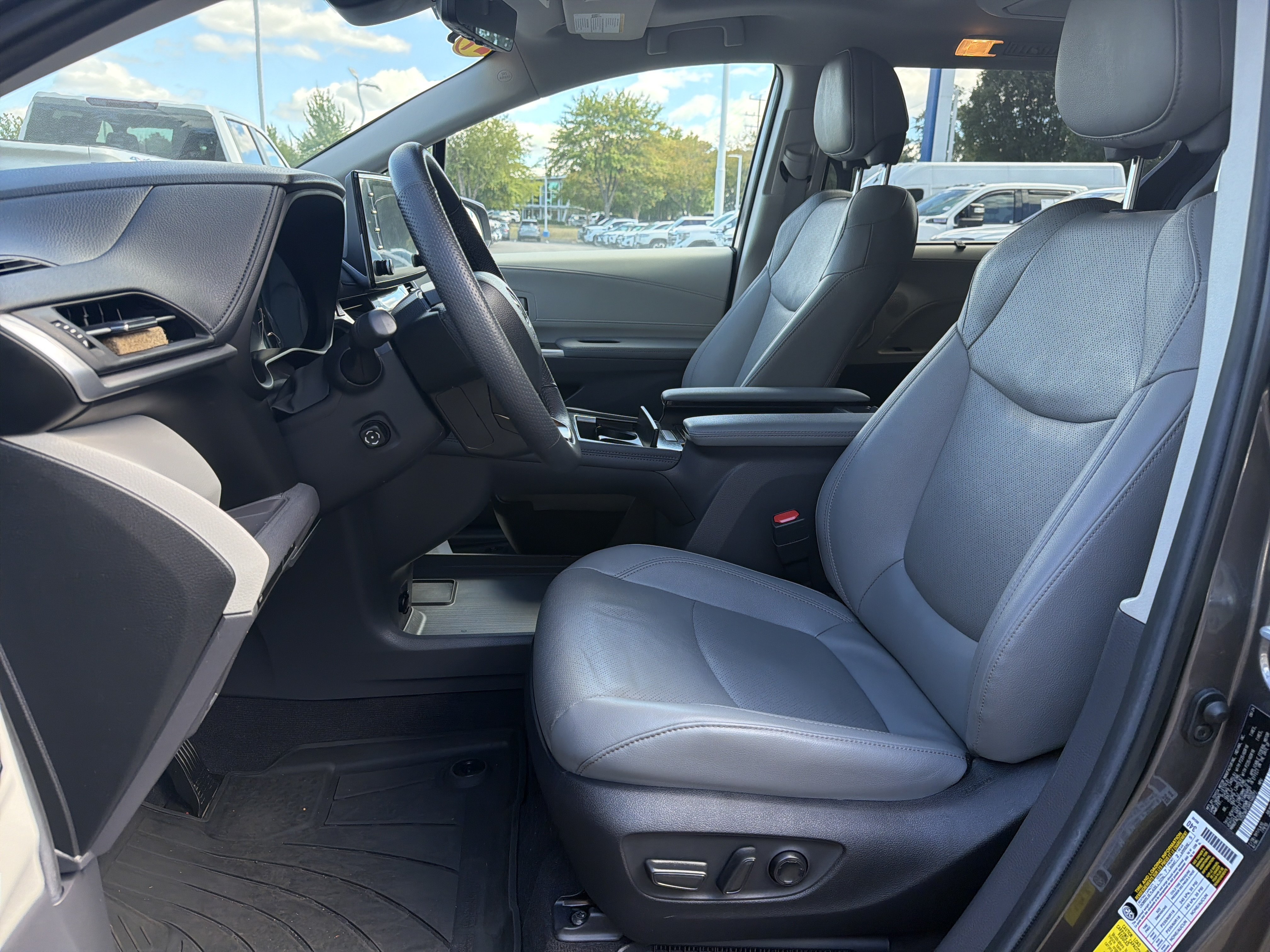 Used 2024 Toyota Sienna Limited AWD/4WD image 16