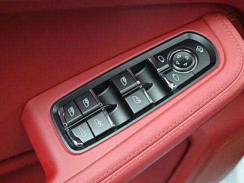 Used 2026 Porsche Macan AWD/4WD image 19