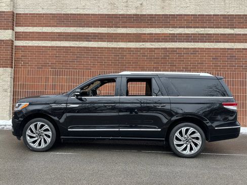 Used 2024 Lincoln Navigator L 4WD image 2