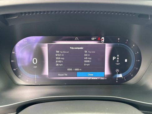 Certified 2024 Volvo XC40 B5 Ultimate w/ Protection Package Premier image 10