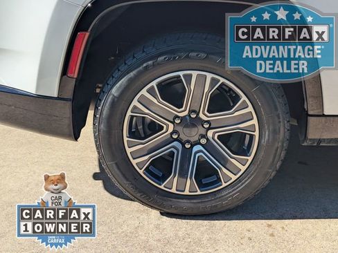 Used 2023 Jeep Wagoneer Series II w/ HD Trailer Tow Package image 3