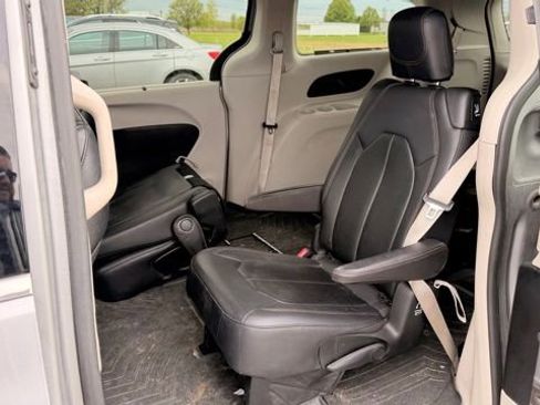 Used 2018 Chrysler Pacifica Touring-L w/ Tire & Wheel Group FWD image 12