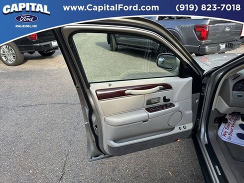 Used 2004 Lincoln Town Car Signature image 19