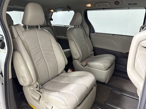 Used 2014 Toyota Sienna XLE image 22
