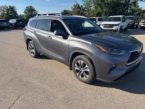 Used 2021 Toyota Highlander XLE FWD image 20