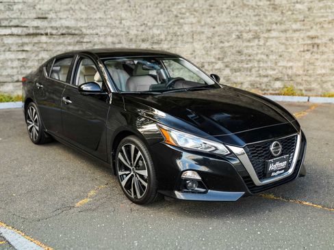 Used 2022 Nissan Altima 2.5 Platinum image 2