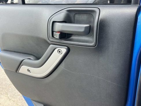 Used 2015 Jeep Wrangler Unlimited Rubicon w/ Connectivity Group AWD/4WD image 18