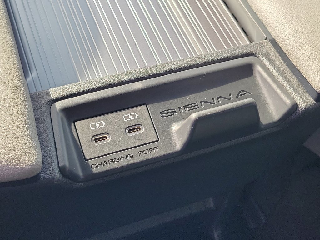 Used 2025 Toyota Sienna XLE FWD image 11