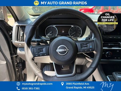 Used 2025 Nissan Pathfinder SL AWD/4WD image 14
