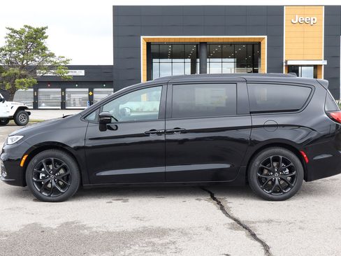 New 2026 Chrysler Pacifica Select image 8