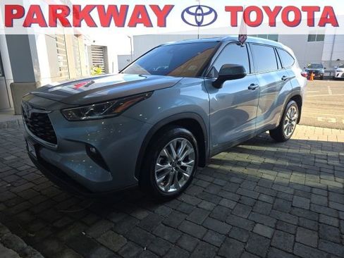 Used 2022 Toyota Highlander Limited AWD/4WD image 1