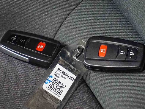 Certified 2024 Toyota RAV4 XLE FWD image 31
