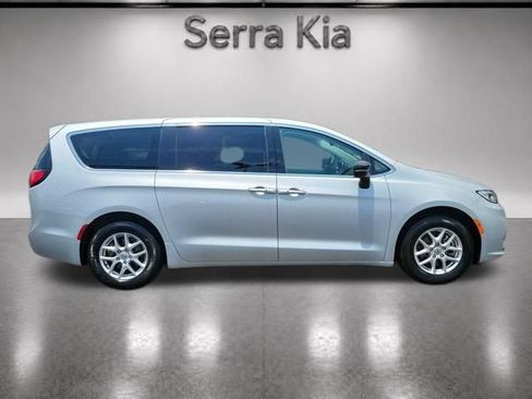 Used 2024 Chrysler Pacifica Touring-L FWD image 6