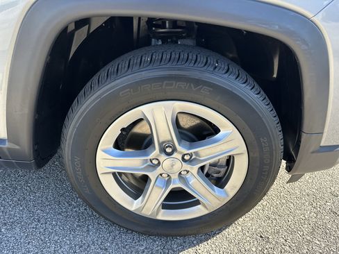 Used 2024 Jeep Compass Latitude image 12