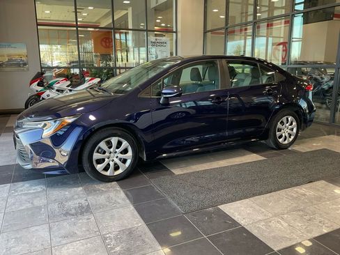 Used 2025 Toyota Corolla LE image 3